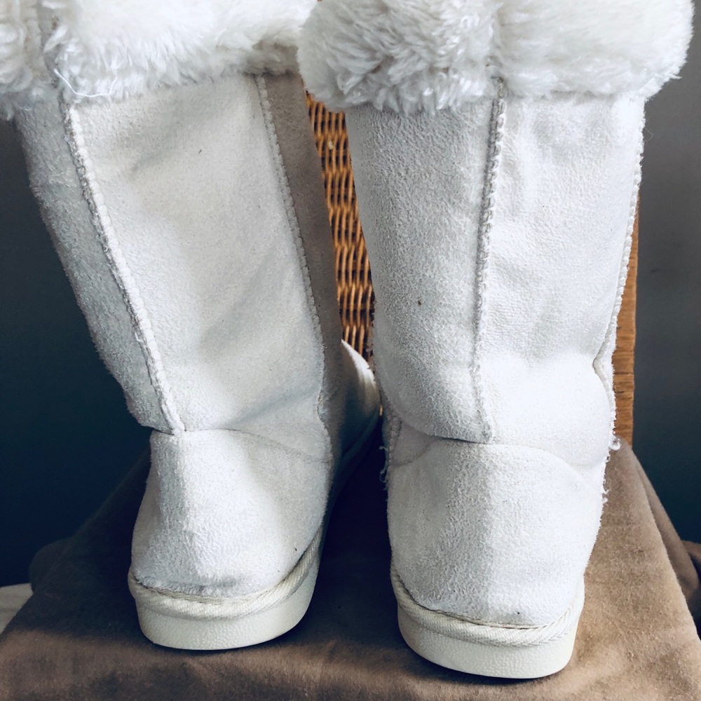Cozy White Fur-Lined Boots - Picture 3 of 16